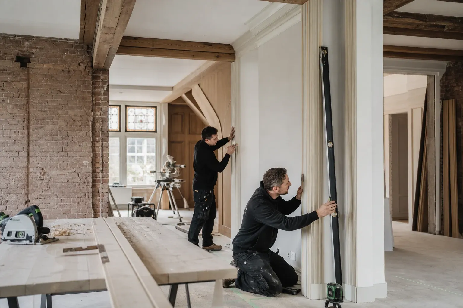 Aannemers werken aan een complete renovatie van een karakteristieke woning